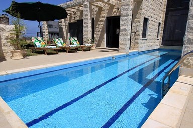 באטצ'י - חצר ובריכה