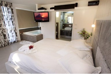 באטצ'י - חצר ובריכה