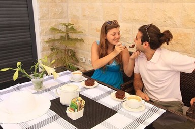 באטצ'י - חצר ובריכה