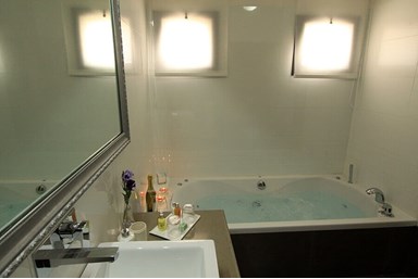 באטצ'י - סוויטה על שפת הבריכה