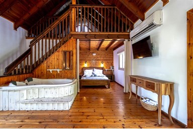 אתנחתא מעלה גמלא - בקתות העץ