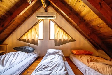 אתנחתא מעלה גמלא - בקתות העץ