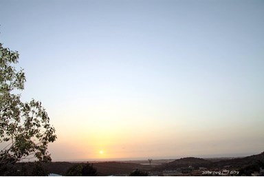 בקתות מול השקיעה - בריכת השחיה והנוף