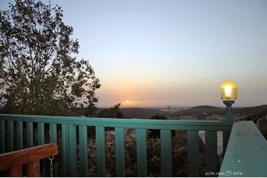 בקתות מול השקיעה