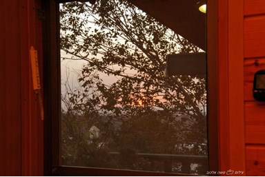 בקתות מול השקיעה - בריכת השחיה והנוף