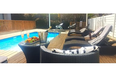 ריילי סוויטות  - הבריכה והחצר