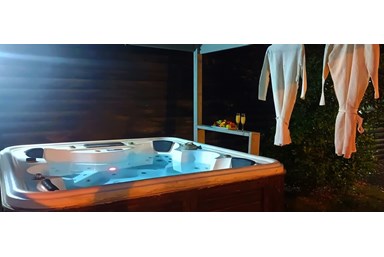 ריילי סוויטות  - הבריכה והחצר