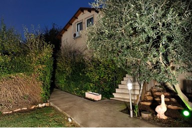 אחוזת שטרן - החצר והבריכה