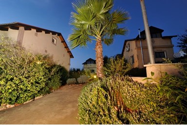 אחוזת שטרן - החצר והבריכה