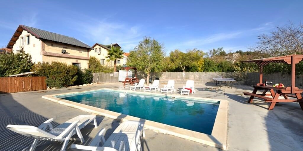 אחוזת שטרן החצר והבריכה (16).jpg