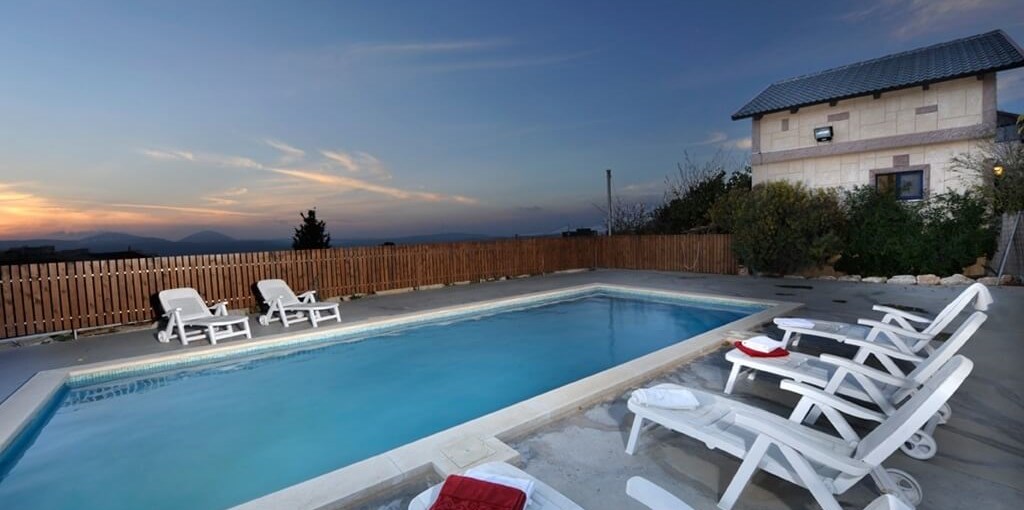 אחוזת שטרן החצר והבריכה (21).jpg