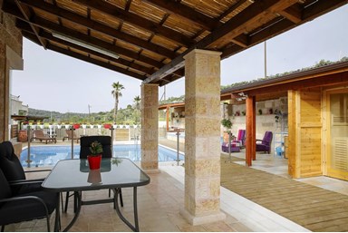 אודם האלה - החצר והבריכה