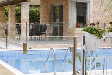 אודם האלה - החצר והבריכה