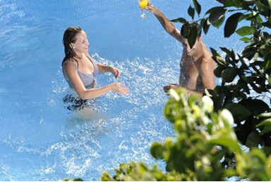 אצולת הכפר - החצר והבריכה