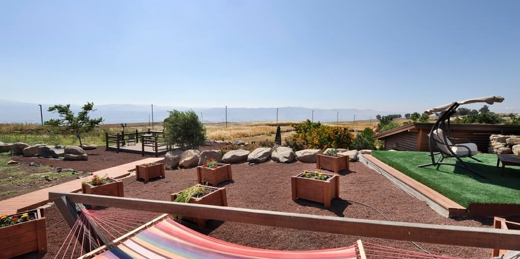 בקתות שגב ברמה חצר ובריכה (5).jpg