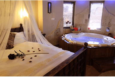 בצל הדקלים - בקרבת מקום