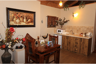 בצל הדקלים - החצר והבריכה