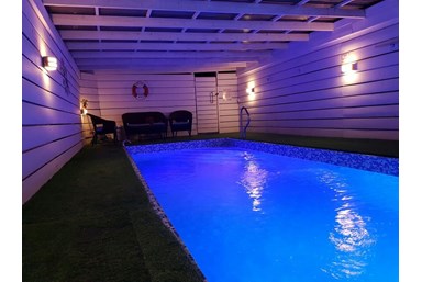 בצל הדקלים - בקרבת מקום