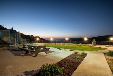 צימר מעל המעיין - הבריכה והחצר