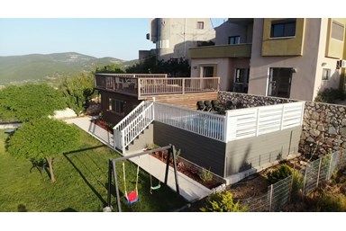 צימר מעל המעיין - הבריכה והחצר