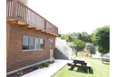 צימר מעל המעיין - הבריכה והחצר