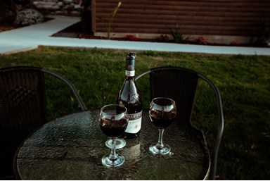 צימר מעל המעיין - הבריכה והחצר