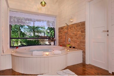 בקתות אור הקרן - הבריכה, הסאונה והחצר