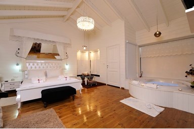 בקתות אור הקרן - הבריכה, הסאונה והחצר