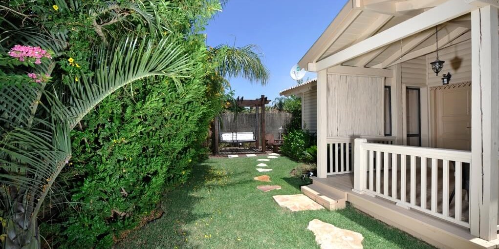 בקתות אור הקרן הבריכה והחצר (4).jpg