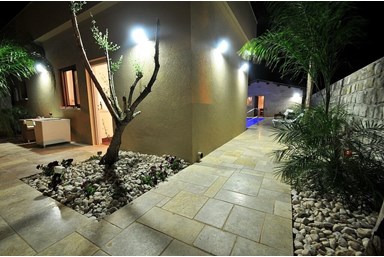 אהבה בכפר - הבריכה הג'קוזי והחצר