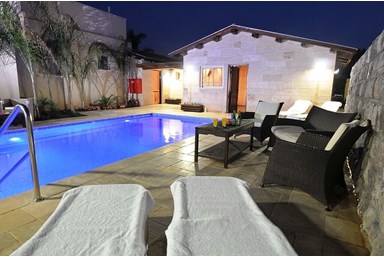 אהבה בכפר - הבריכה הג'קוזי והחצר