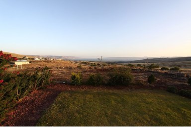 בקתות ארץ כנרת - החצר והנוף