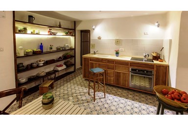 הקן בית נופש רומנטי בעין כרם - החצר והגן