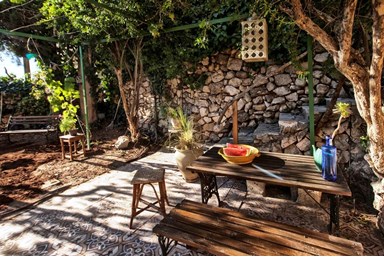 הקן בית נופש רומנטי בעין כרם - החצר והגן