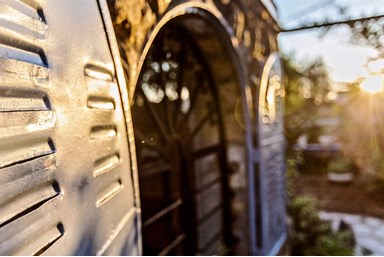 הקן בית נופש רומנטי בעין כרם - החצר והגן