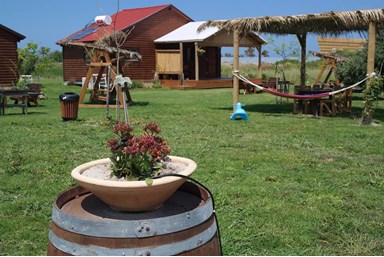 רחש הגלים - צימר ליד הים - החצר 