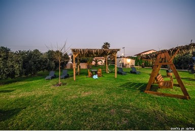 רחש הגלים - צימר ליד הים - החצר 