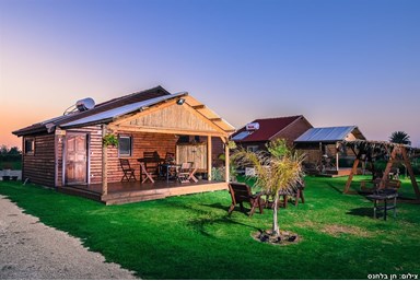 רחש הגלים - צימר ליד הים - החצר 