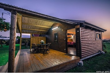 רחש הגלים - צימר ליד הים - החצר 