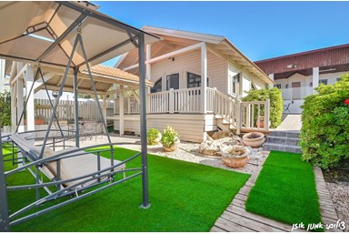 חלון לנוף - החצר והבריכה