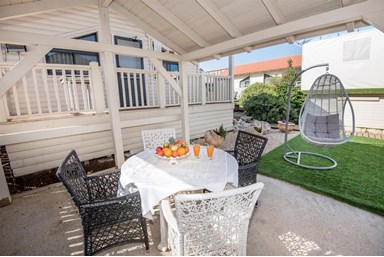 חלון לנוף - החצר והבריכה