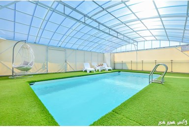 חלון לנוף - החצר והבריכה