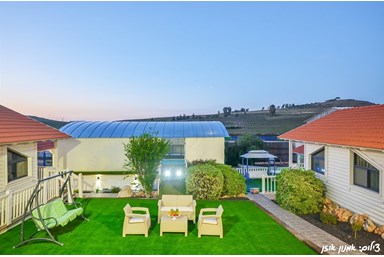 חלון לנוף - החצר והבריכה