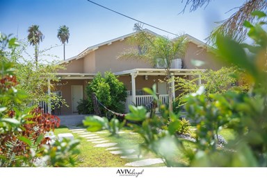 צימר אחוזה בכפר - החצר והבריכה