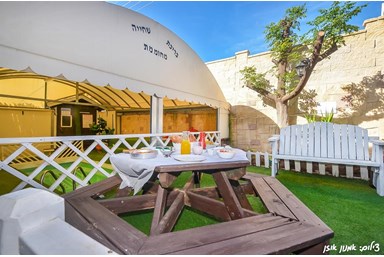 אחוזת פלטרין - מתחם הבריכה והחצר