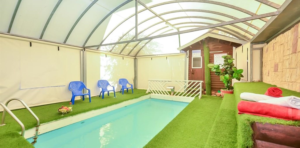 אחוזת פלטרין החצר והבריכה (4).jpg