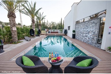 טיטי - סוויטות ראש פינה - החצר והבריכה