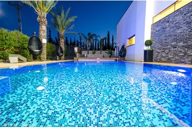 טיטי - סוויטות ראש פינה - החצר והבריכה