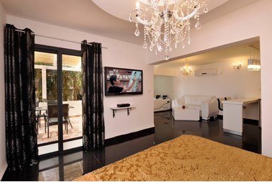 זריחת הירדן בכנרת - החצר והבריכה