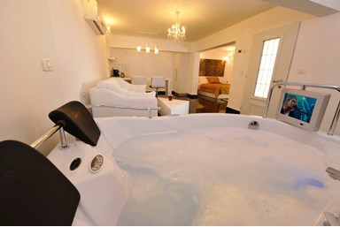 זריחת הירדן בכנרת - החצר והבריכה